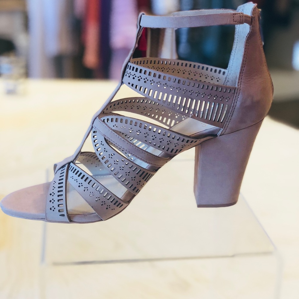 VINCE CAMUTO Beige Chunky Heel Cage Sandals Sz 10